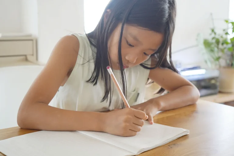 勉強する小学生